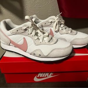 Woman’s Nike Venture Runner